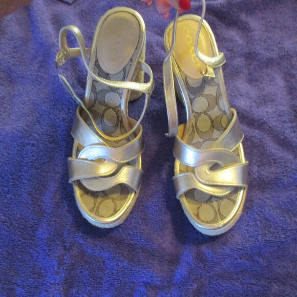 COACH HIGH HEELS GOLD  WITH SIGNATURE LINING AND ROPE BASE 8 m - Picture 1 of 5